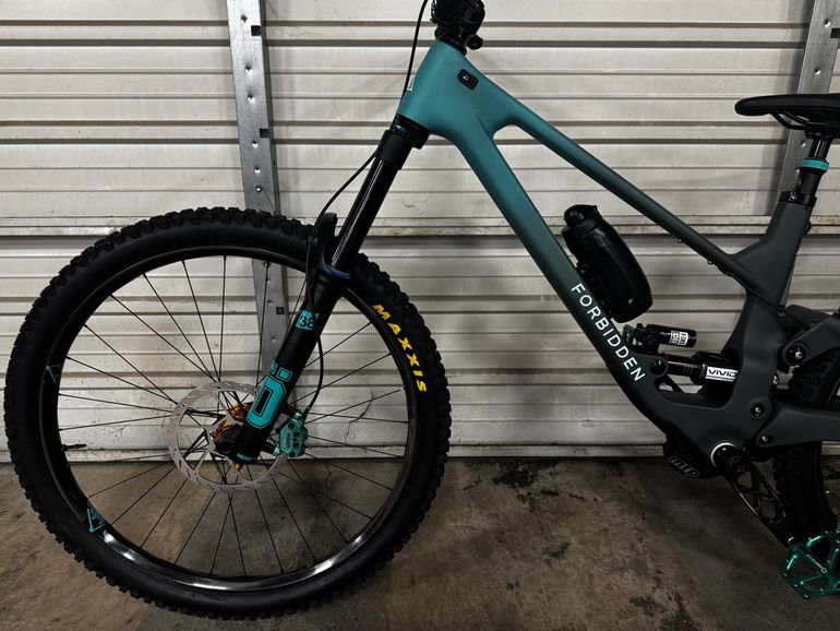 Used Forbidden Dreadnought Custom 2024 Mountainbike, Light Gray — image 7 of 10