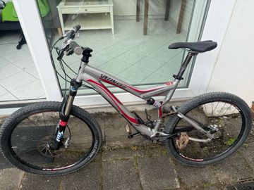 Specialized Stumpjumper FSR Comp 2008 2008 Mountainbike usato, Grigio chiaro — immagine 2 di 3