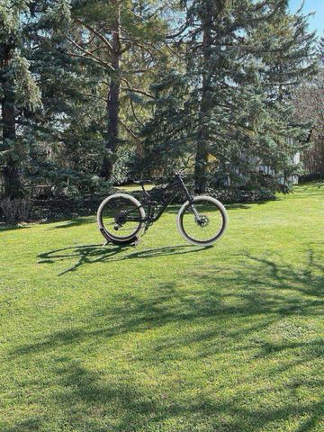 Used Trek Slash 8 2020 2020 Mountainbike, Black, 29 — image 2 of 12