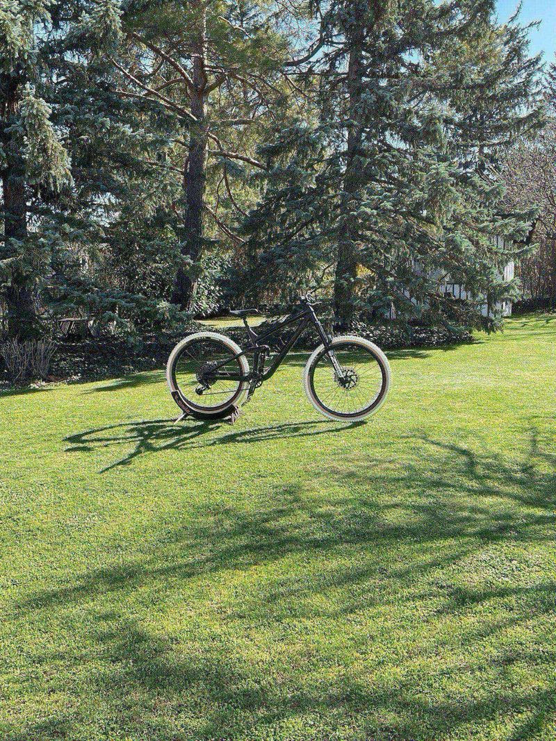 Used Trek Slash 8 2020 2020 Mountainbike, Black, 29 — image 2 of 12
