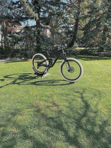 Used Trek Slash 8 2020 2020 Mountainbike, Black, 29 — image 1 of 12