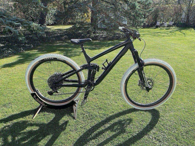 Used Trek Slash 8 2020 2020 Mountainbike, Black, 29 — image 3 of 12