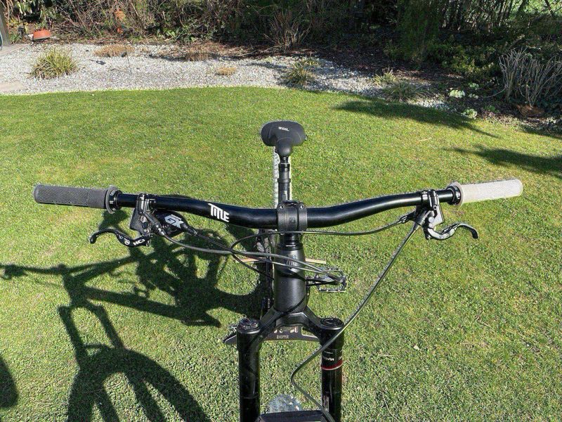 Used Trek Slash 8 2020 2020 Mountainbike, Black, 29 — image 9 of 12