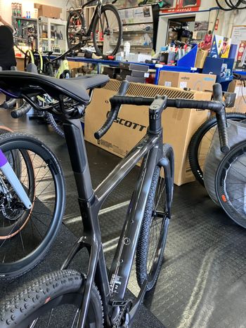 Used Scott Addict Gravel 40 2024 2024 Road & Gravel, Black — image 6 of 7
