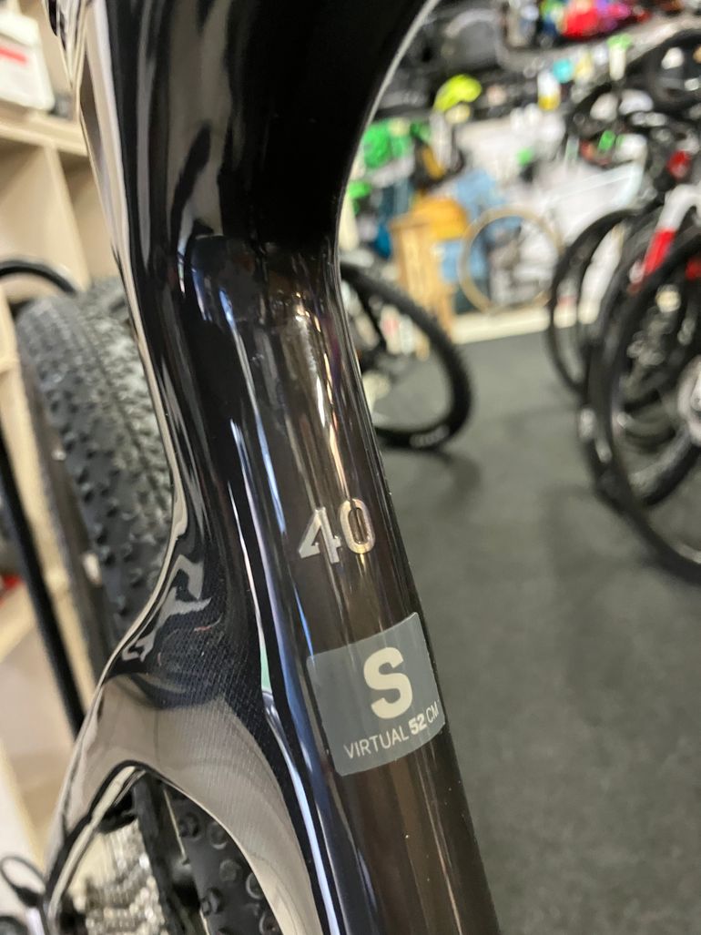 Used Scott Addict Gravel 40 2024 2024 Road & Gravel, Black — image 3 of 7