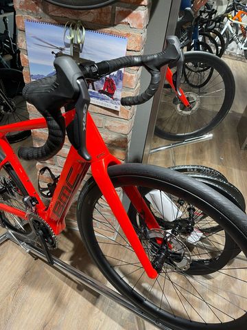 Used BMC Roadmachine 01 AMP TWO 2024 2024 Road & Gravel, Red — image 2 of 4