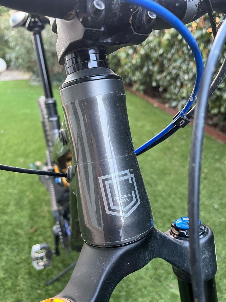 Commencal META SX OHLINS EDITION 2022 2022 Mountainbike usato, Grigio chiaro — immagine 10 di 17