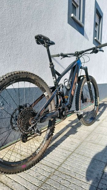 Used GT eForce Amp+ 2022 2022 Mountainbike, Black, 29 — image 7 of 15