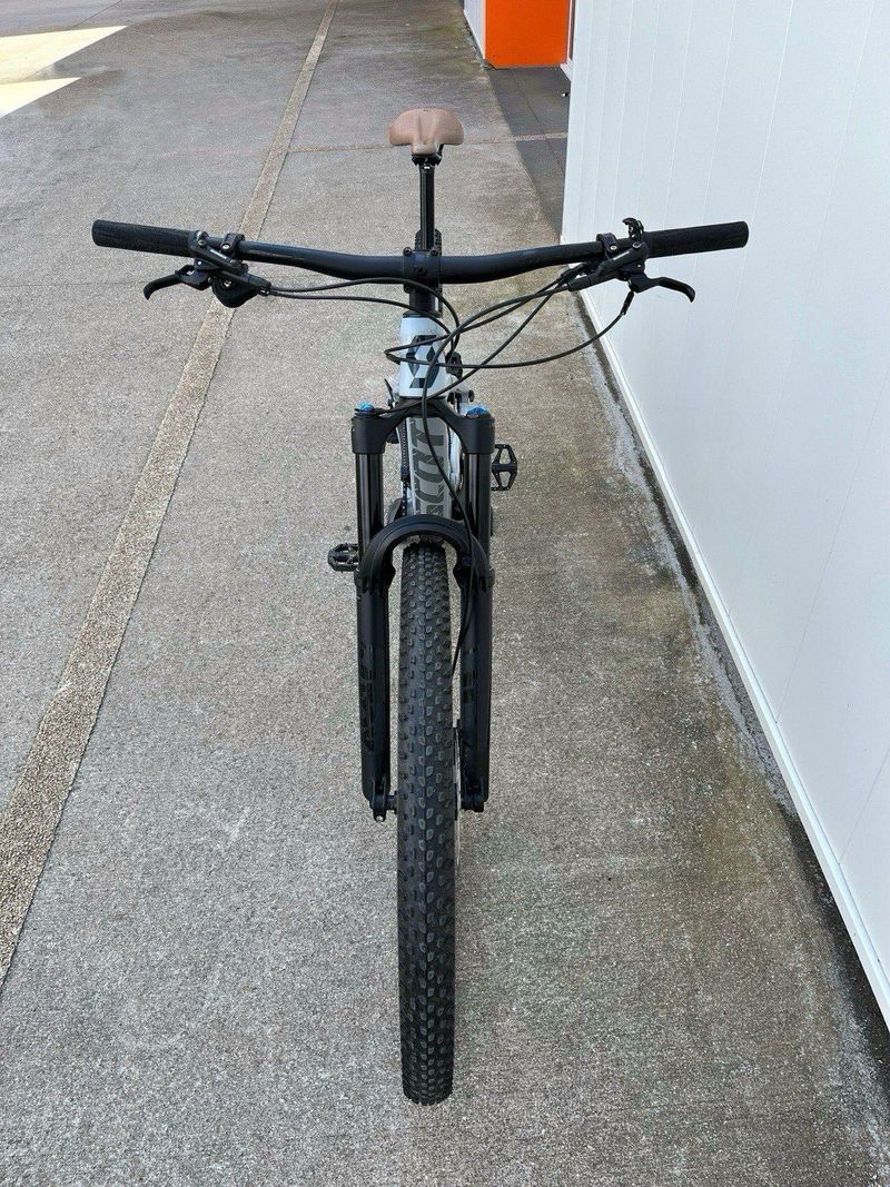 Used Scott Genius 920 2022 2022 Mountainbike, Light Gray, 29 — image 3 of 17