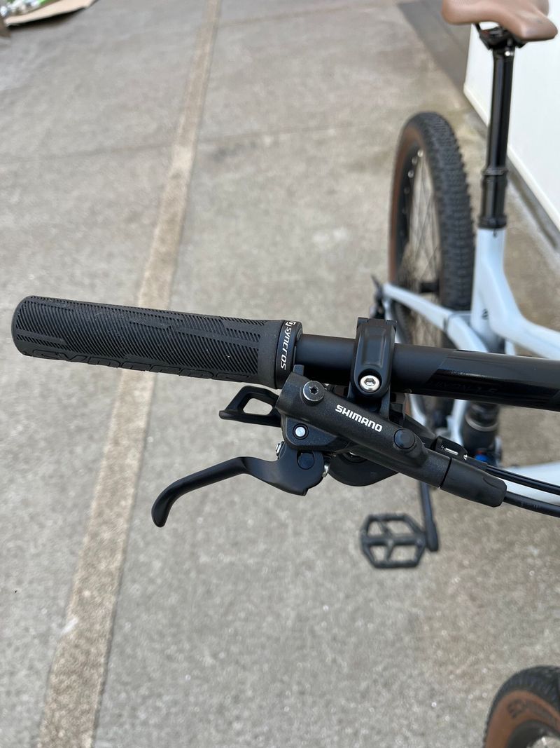 Used Scott Genius 920 2022 2022 Mountainbike, Light Gray, 29 — image 8 of 17