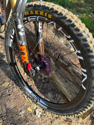 Used Giant Reign Advanced 2024 Mountainbike, Blue — image 7 of 9