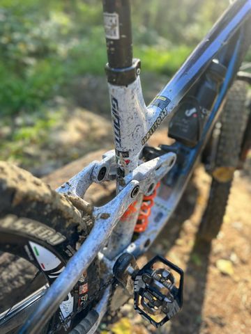 Used Giant Reign Advanced 2024 Mountainbike, Blue — image 2 of 9