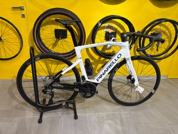 Gebrauchtes Pinarello NYTRO E5 ROAD - 105 Di2 2024 2024 Road & Gravel, Weiß — Bild 1 von 4