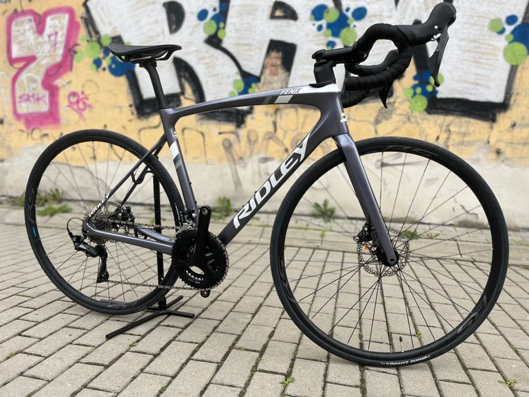 Ridley Fenix Shimano 105 2024 Road & Gravel usato, Grigio chiaro — immagine 2 di 3