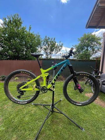 Gebrauchtes Trek Remedy 8 2021 2021 Mountainbike, Grün, 27.5 — Bild 1 von 8