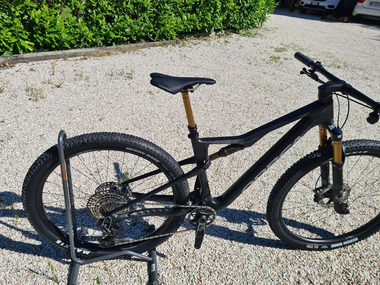 Used Orbea OIZ M-TEAM AXS 2024 2024 Mountainbike, Black, 29 — image 4 of 10