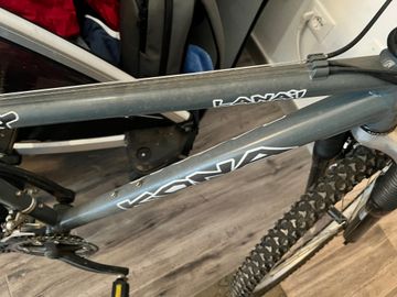 Kona Custom Shimano Altus 2010 Mountainbike usato, Grigio chiaro — immagine 2 di 3