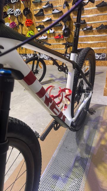 Used Trek Procaliber 9.8 2021 2021 Mountainbike, White, 29 — image 10 of 11