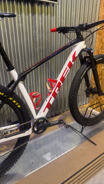 Used Trek Procaliber 9.8 2021 2021 Mountainbike, White, 29 — image 7 of 11