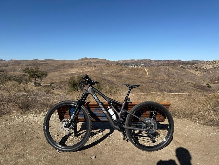Used Specialized Stumpjumper Shimano SLX 2023 Mountainbike, Light Gray — image 3 of 3