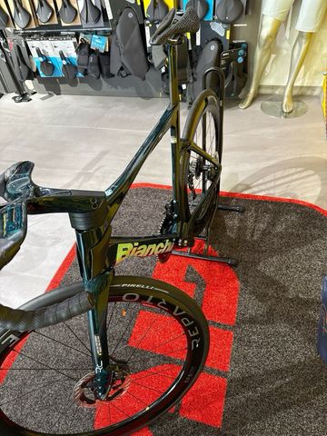 Używany Bianchi Oltre RC Durace Di2 2024 2024 Road & Gravel — zdjęcie 2 z 9