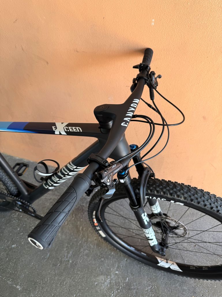 Gebrauchtes Canyon Exceed CF SLX 8 2023 2023 Mountainbike, Schwarz, 29 — Bild 9 von 10