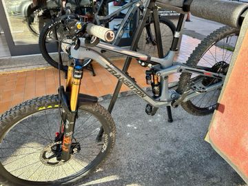 Used Transition Spire 2022 Mountainbike, Light Gray — image 2 of 6