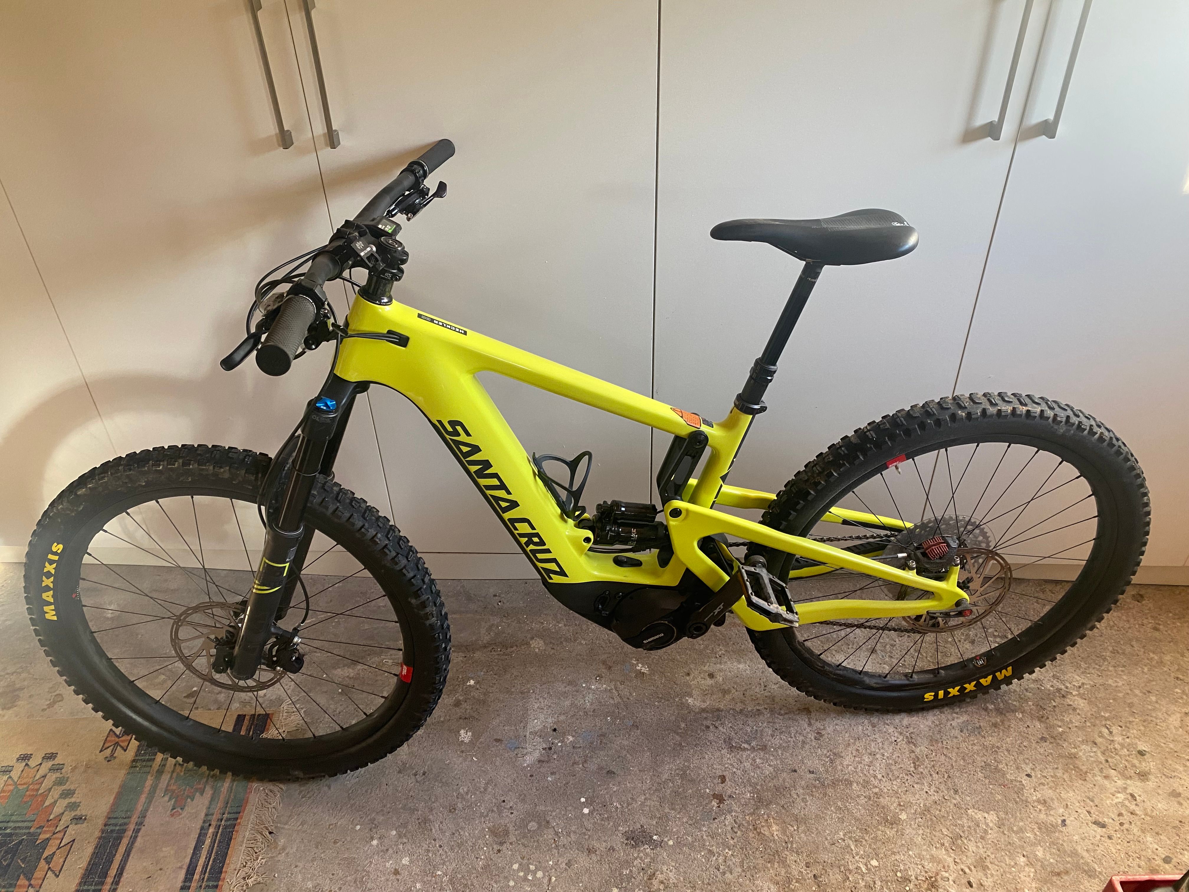 Yellow Santa Cruz Heckler Santa Cruz Heckler X01 RSV Carbon CC