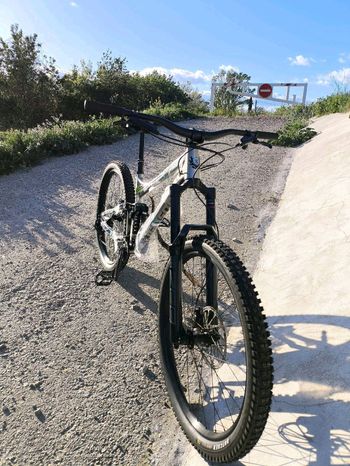 Used Banshee Titan V3.2 2024 Mountainbike, Light Gray — image 4 of 7