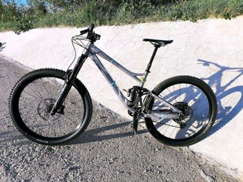 Used Banshee Titan V3.2 2024 Mountainbike, Light Gray — image 2 of 7