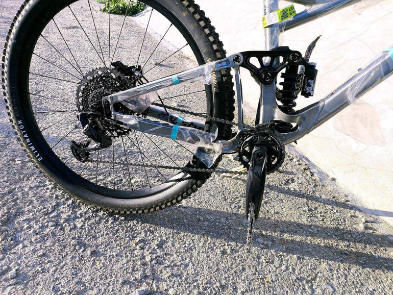 Used Banshee Titan V3.2 2024 Mountainbike, Light Gray — image 3 of 7