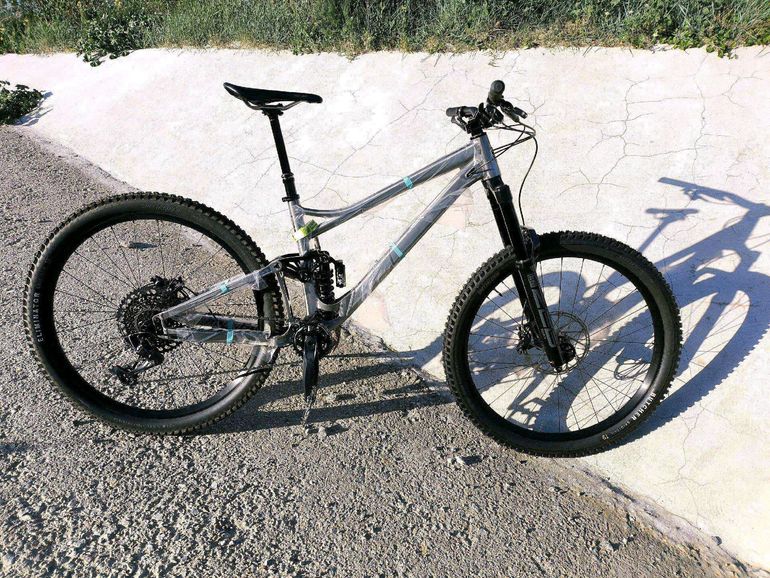 Used Banshee Titan V3.2 2024 Mountainbike, Light Gray — image 1 of 7