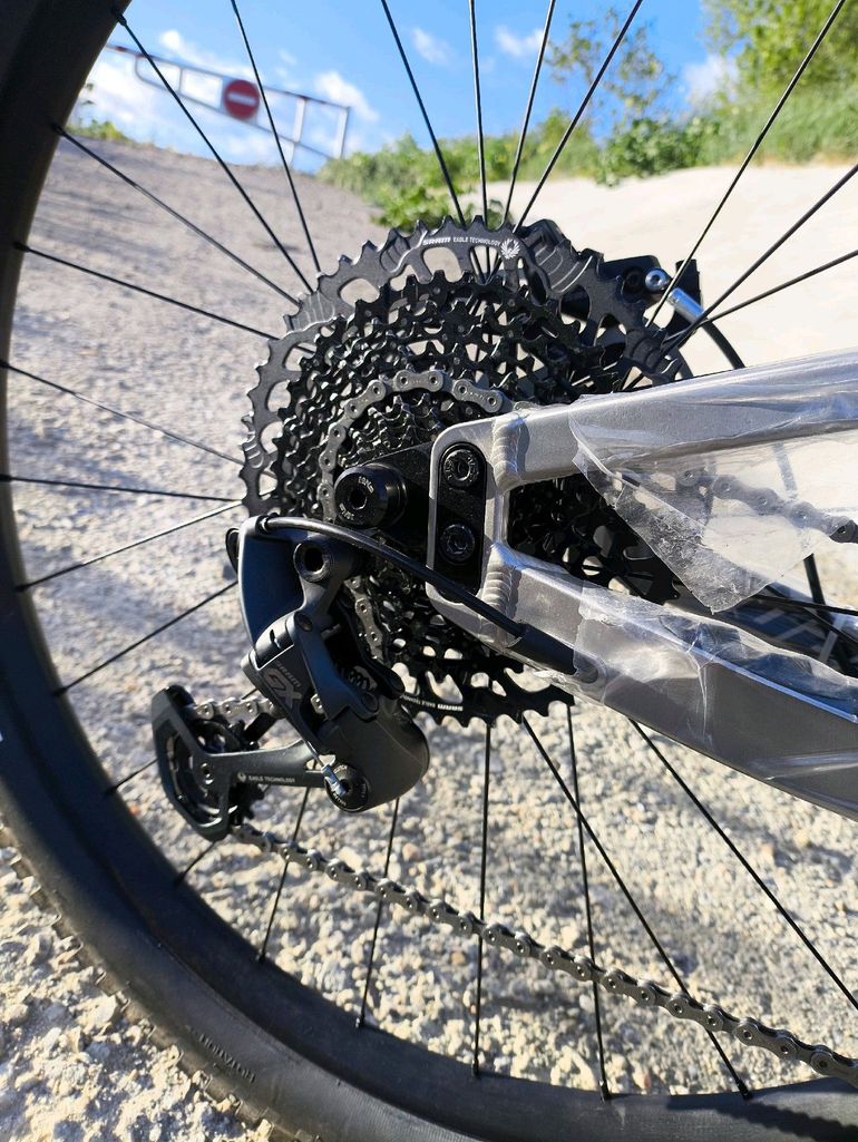 Used Banshee Titan V3.2 2024 Mountainbike, Light Gray — image 5 of 7