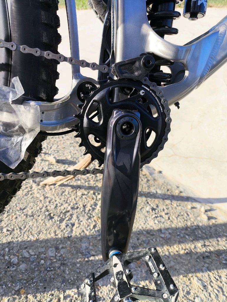 Used Banshee Titan V3.2 2024 Mountainbike, Light Gray — image 6 of 7