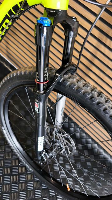Used Specialized Camber Other Shimano 2018 Mountainbike, Green — image 11 of 20