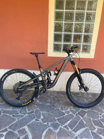 Gebrauchtes Trek Slash 8 Gen 6 2025 2025 Mountainbike, Hellgrau, 27.5, 29 — Bild 1 von 5
