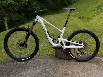 Used Rocky Mountain Altitude C99 Sram 2024 2024 Mountainbike, White, 27.5, 29 — image 2 of 22