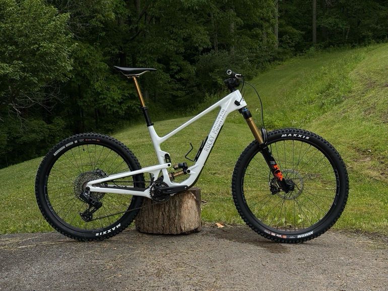 Used Rocky Mountain Altitude C99 Sram 2024 2024 Mountainbike, White, 27.5, 29 — image 1 of 22
