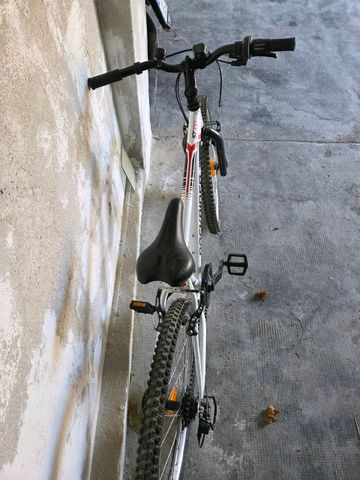 Gebrauchtes DECATHLON Rockrider 2021 Mountainbike, Weiß — Bild 5 von 5