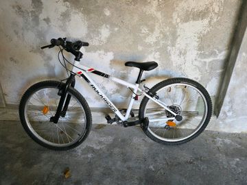 Gebrauchtes DECATHLON Rockrider 2021 Mountainbike, Weiß — Bild 2 von 5