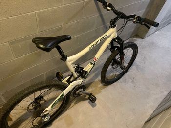 Used Commencal Super Team 2010 Mountainbike, White — image 2 of 3