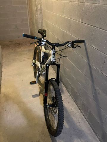 Used Commencal Super Team 2010 Mountainbike, White — image 3 of 3
