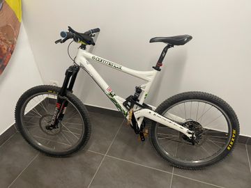 Used Commencal Super Team 2010 Mountainbike, White — image 1 of 3