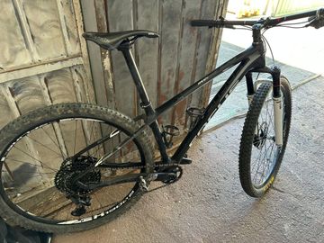 Tweedehands Focus Raven 29R 2020 Mountainbike — afbeelding 1 van 8