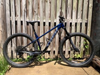 Used Trek Roscoe 8 2022 2021 Mountainbike, Blue, 27.5, 29 — image 2 of 3