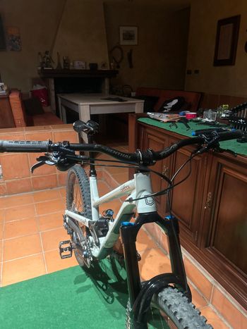 Použité Commencal CLASH ESSENTIAL 2 2022 2022 Mountainbike — obrázek 6 z 6