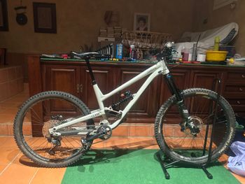 Použité Commencal CLASH ESSENTIAL 2 2022 2022 Mountainbike — obrázek 2 z 6