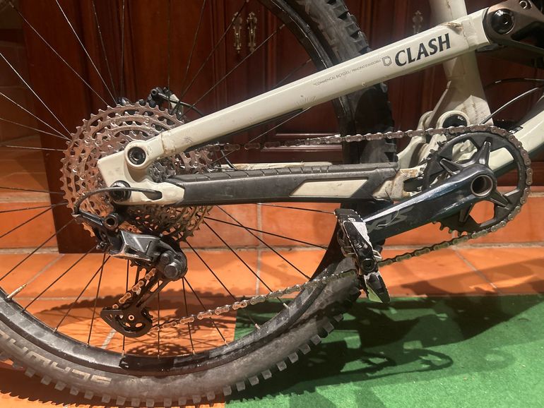 Použité Commencal CLASH ESSENTIAL 2 2022 2022 Mountainbike — obrázek 3 z 6