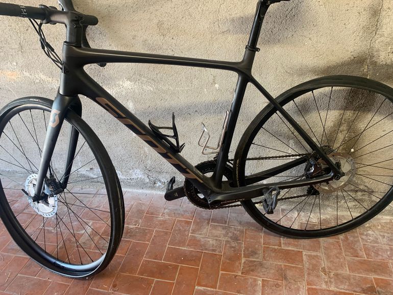 Used Scott Addict 10 disc carbon 2021 2021 Road & Gravel, Black — image 1 of 3