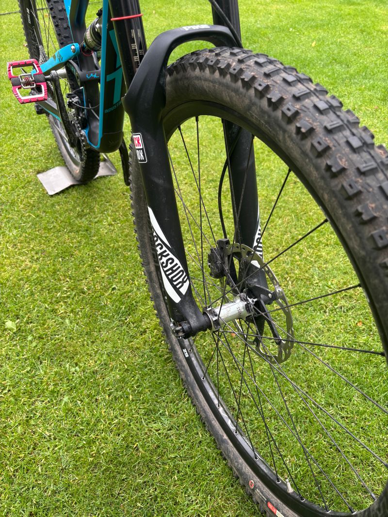 YT Industries Jeffsy Shimano Deore XT 2017 Mountainbike usato, Blu — immagine 3 di 9